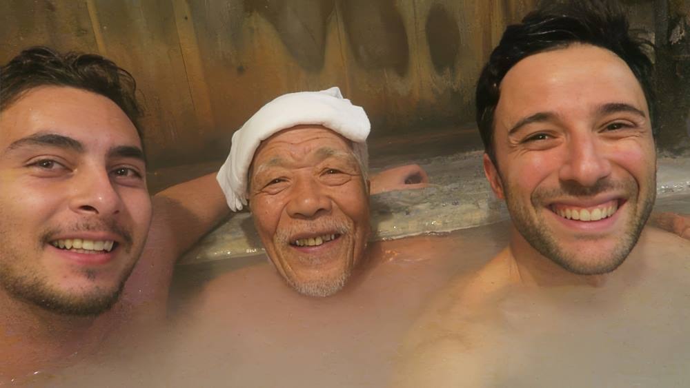 Photo de Ichiban Japan avec Laurant et un grand père rencontré sur à un onsen