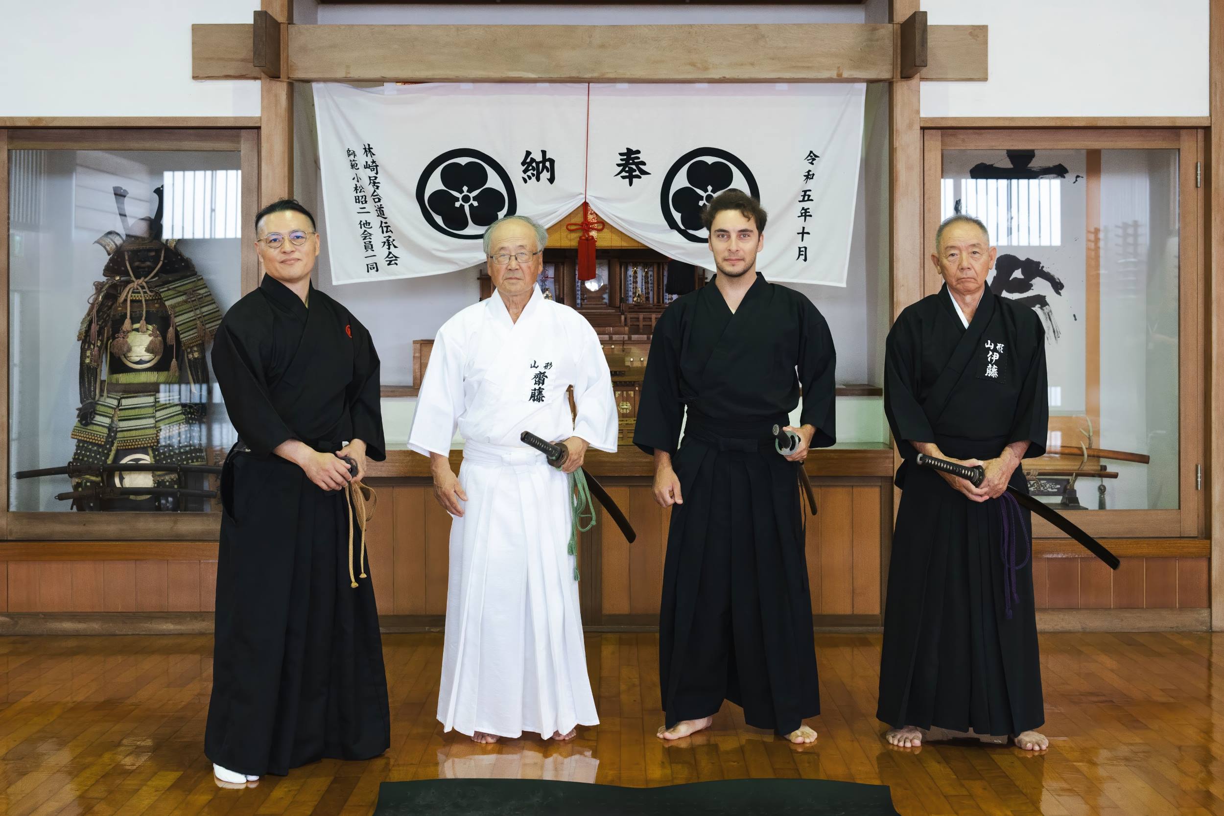 Photo de Ichiban Japan avec de trois sensei d'un club de Tameshigiri l'art de la coupe au katana souvent pratiqué sur du bambou