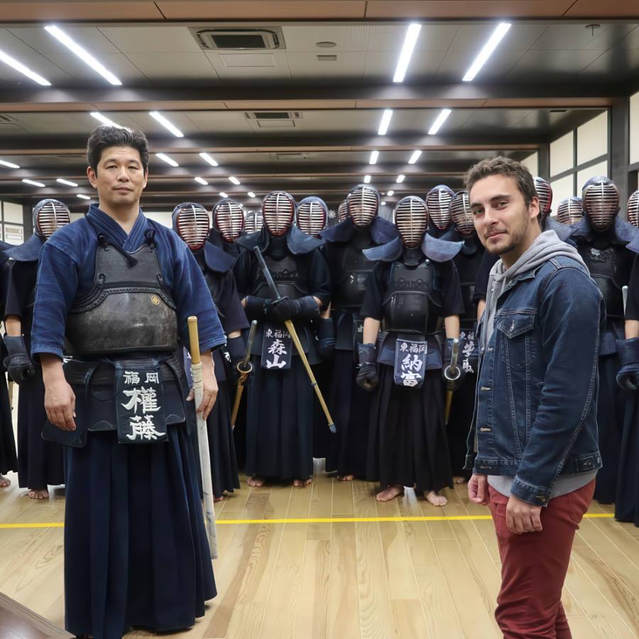 Photo de Ichiban Japan en compagnie des élèves du 3eme meilleur club de kyudo de tout le Japon